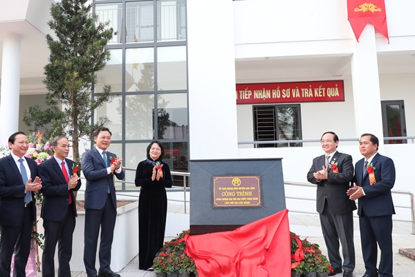 Phó Chủ tịch nước trao danh hiệu Anh hùng lực lượng vũ trang nhân dân cho xã Ninh Hiệp - Anh 2