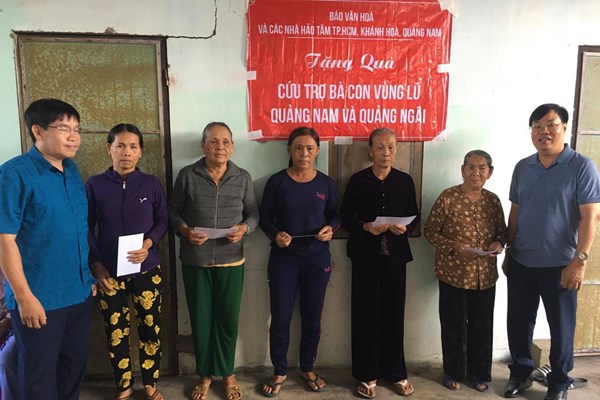 Báo Văn Hóa “chia sẻ yêu thương” đến người dân thiệt hại sau bão lũ tại Quảng Nam, Quảng Ngãi - Anh 1