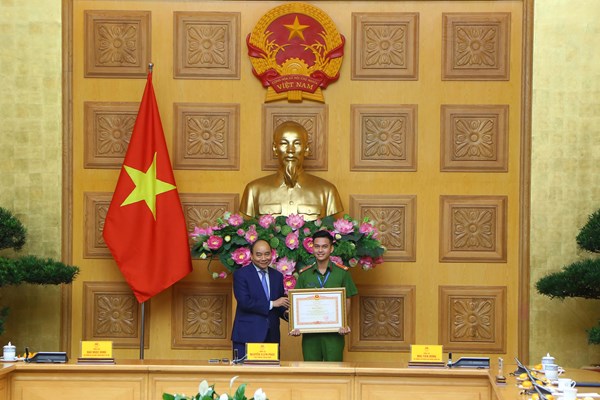 Thủ tướng Chính phủ trao Bằng khen cho 50 tấm gương sáng thầm lặng vì cộng đồng - Anh 2
