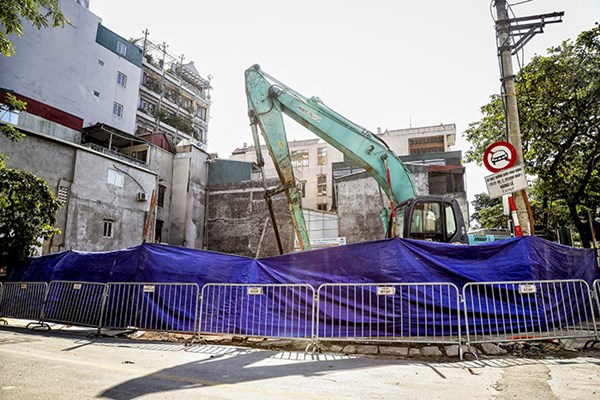 Hà Nội phát hiện 1 quả bom tại công trình xây dựng số 15 phố Cửa Bắc, xung quanh đã được phong toả - Anh 1