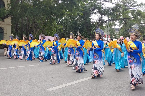 Lễ hội áo dài với “Hương sắc Tràng An” - Anh 1