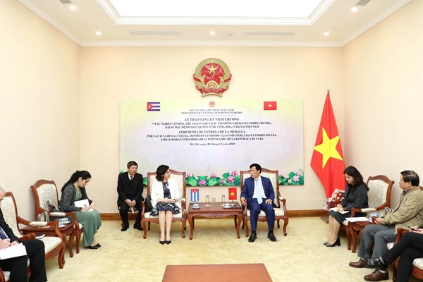 Trao tặng Kỷ niệm chương Vì sự nghiệp Văn hóa, Thể thao và Du lịch cho Đại sứ Cuba tại Việt Nam - Anh 2