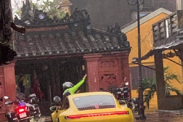 Truy tìm đoàn xe ô tô, mô tô ngang nhiên vào phố cổ Hội An - Anh 1