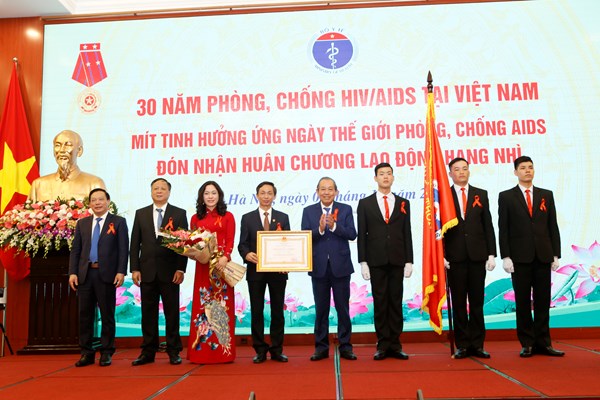 Trao tặng Huân chương Lao động hạng Nhì cho Cục Phòng, chống HIV/AIDS - Anh 1