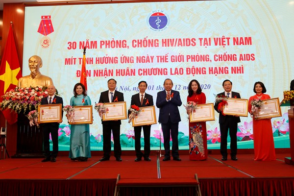 Trao tặng Huân chương Lao động hạng Nhì cho Cục Phòng, chống HIV/AIDS - Anh 2