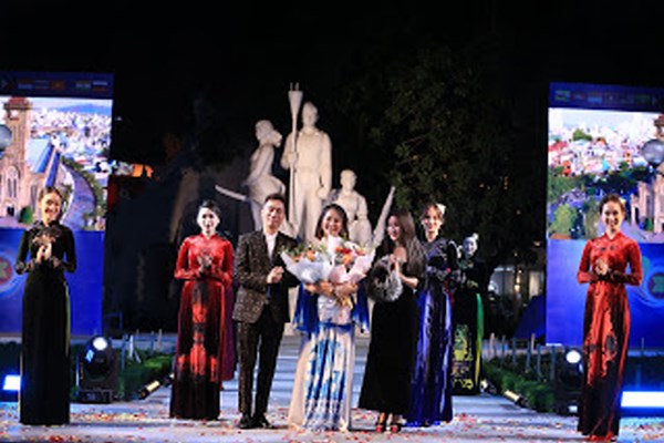 Đưa vẻ đẹp di sản Việt lên áo dài, NTK Việt Nam toả sáng ở ngày hội ASEAN - Anh 1