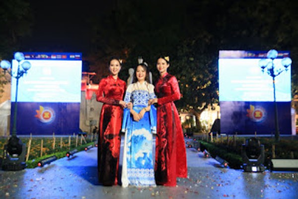 Đưa vẻ đẹp di sản Việt lên áo dài, NTK Việt Nam toả sáng ở ngày hội ASEAN - Anh 4
