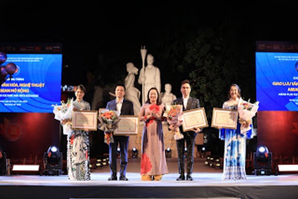 Đưa vẻ đẹp di sản Việt lên áo dài, NTK Việt Nam toả sáng ở ngày hội ASEAN - Anh 5