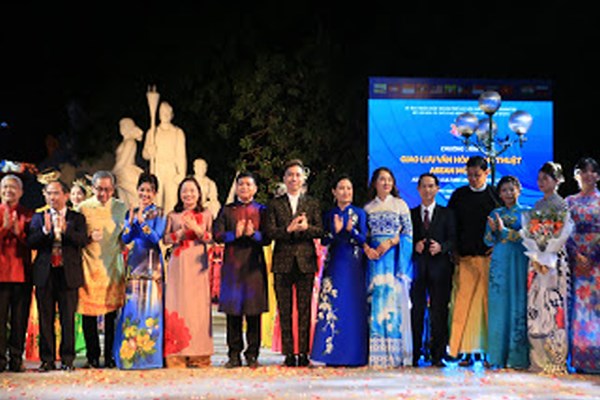 Đưa vẻ đẹp di sản Việt lên áo dài, NTK Việt Nam toả sáng ở ngày hội ASEAN - Anh 6