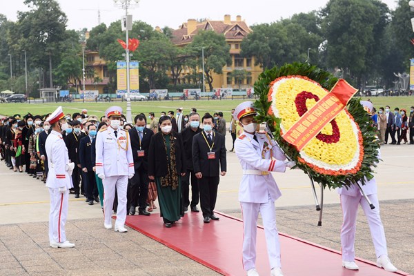 Đoàn đại biểu các dân tộc thiểu số viếng Lăng Chủ tịch Hồ Chí Minh và tưởng niệm các Anh hùng liệt sĩ - Anh 2