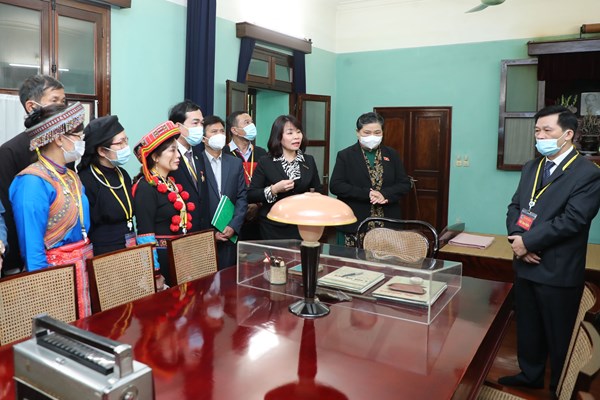 Đoàn đại biểu các dân tộc thiểu số viếng Lăng Chủ tịch Hồ Chí Minh và tưởng niệm các Anh hùng liệt sĩ - Anh 6