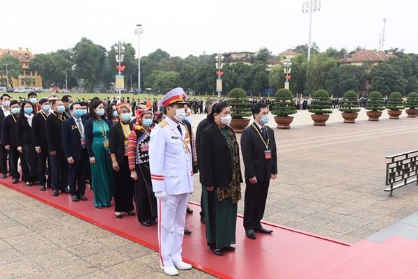 Đoàn đại biểu các dân tộc thiểu số viếng Lăng Chủ tịch Hồ Chí Minh và tưởng niệm các Anh hùng liệt sĩ - Anh 1