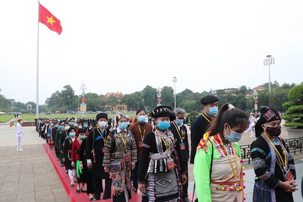 Đoàn đại biểu các dân tộc thiểu số viếng Lăng Chủ tịch Hồ Chí Minh và tưởng niệm các Anh hùng liệt sĩ - Anh 3
