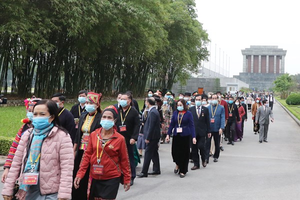 Đoàn đại biểu các dân tộc thiểu số viếng Lăng Chủ tịch Hồ Chí Minh và tưởng niệm các Anh hùng liệt sĩ - Anh 4