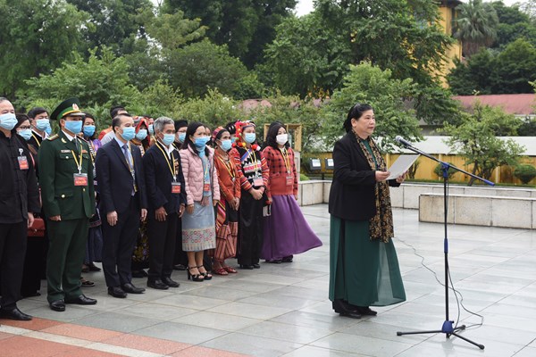 Đoàn đại biểu các dân tộc thiểu số viếng Lăng Chủ tịch Hồ Chí Minh và tưởng niệm các Anh hùng liệt sĩ - Anh 10