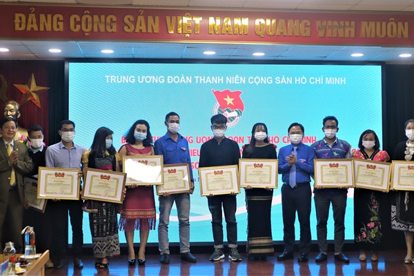 TƯ Đoàn gặp mặt, tặng Bằng khen cho thanh niên DTTS tiêu biểu - Anh 1