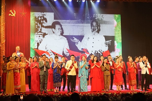 Việt Nam luôn tự hào có người bạn Lào thủy chung son sắt - Anh 1