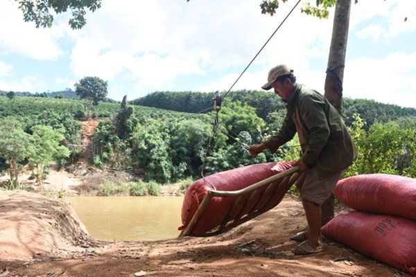 Người dân quyên tiền làm “cáp treo” vượt sông - Anh 1
