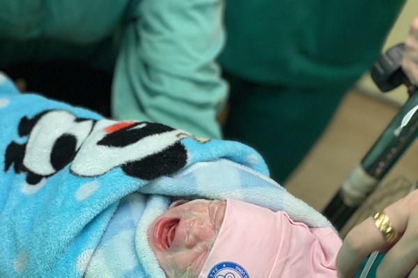 Bộ trưởng Bộ Y tế khen ngợi 2 bệnh viện cứu sống sản phụ mang thai - Anh 2