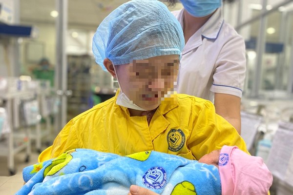 Bộ trưởng Bộ Y tế khen ngợi 2 bệnh viện cứu sống sản phụ mang thai - Anh 1