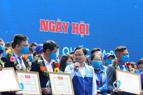 20 tập thể, cá nhân được trao giải thưởng Tình nguyện Quốc gia 2020 - Anh 2