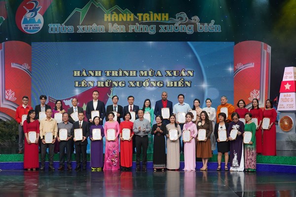 Vietjet đóng góp tích cực cho quỹ học bổng Vừ A Dính - Anh 3