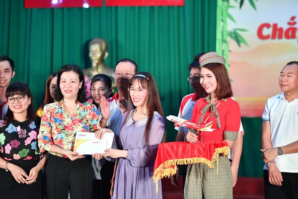 Vietjet đóng góp tích cực cho quỹ học bổng Vừ A Dính - Anh 5