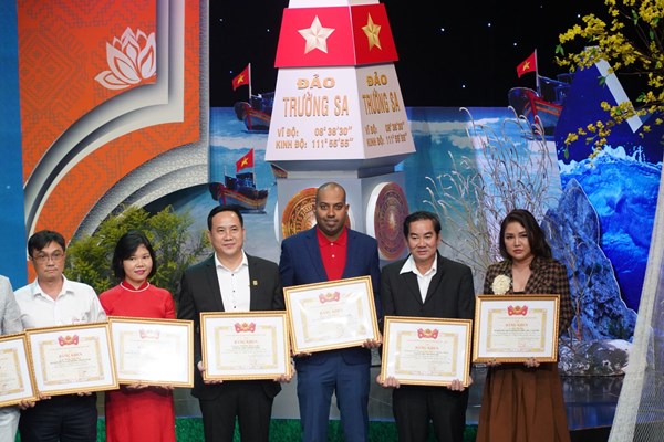 Vietjet đóng góp tích cực cho quỹ học bổng Vừ A Dính - Anh 9