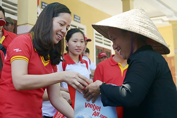 Vietjet đóng góp tích cực cho quỹ học bổng Vừ A Dính - Anh 7