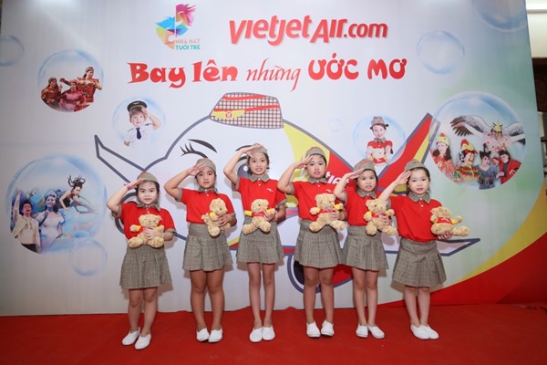 Vietjet đóng góp tích cực cho quỹ học bổng Vừ A Dính - Anh 6
