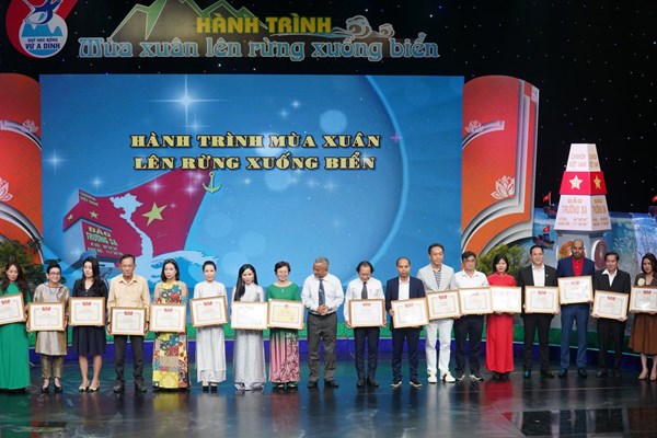 Vietjet đóng góp tích cực cho quỹ học bổng Vừ A Dính - Anh 2