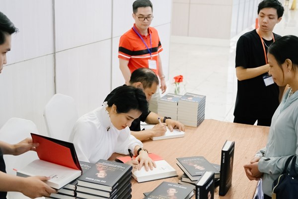 Hoa hậu Cao Thùy Dương truyền cảm hứng cho người trẻ - Anh 2