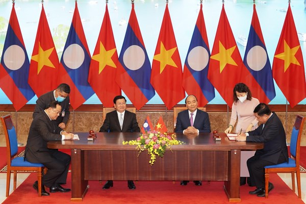 Việt - Lào: “Hạt muối cắn đôi, cọng rau sẻ nửa” - Anh 1