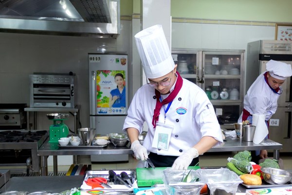 Cần đổi mới đào tạo du lịch - Anh 1