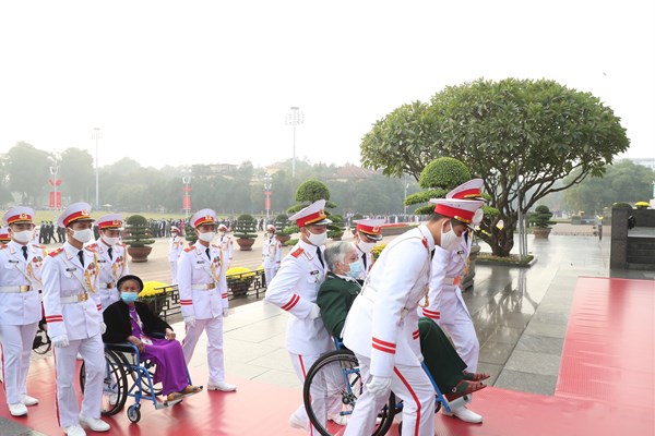 Đại biểu Đại hội Thi đua yêu nước toàn quốc vào Lăng viếng Chủ tịch Hồ Chí Minh - Anh 9