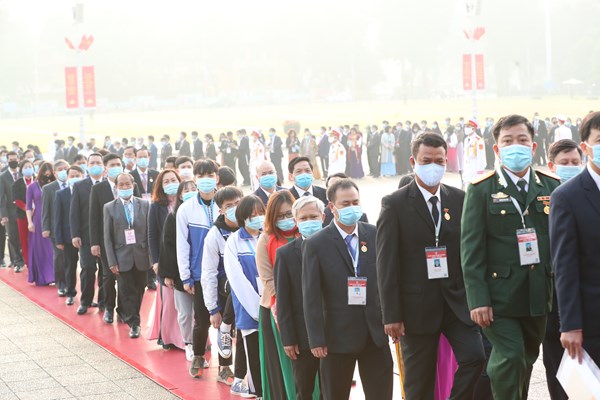 Đại biểu Đại hội Thi đua yêu nước toàn quốc vào Lăng viếng Chủ tịch Hồ Chí Minh - Anh 11