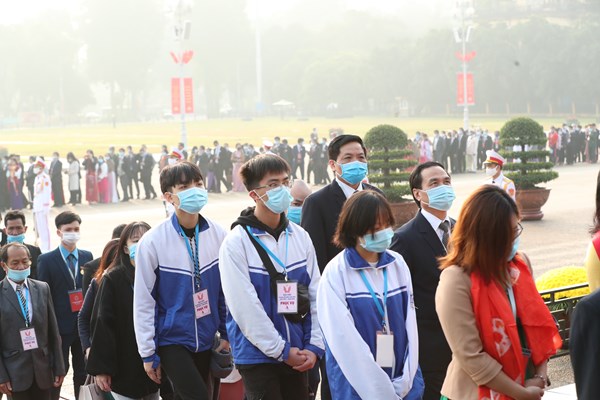 Đại biểu Đại hội Thi đua yêu nước toàn quốc vào Lăng viếng Chủ tịch Hồ Chí Minh - Anh 12