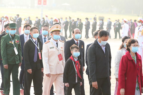 Đại biểu Đại hội Thi đua yêu nước toàn quốc vào Lăng viếng Chủ tịch Hồ Chí Minh - Anh 13