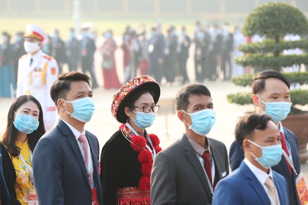 Đại biểu Đại hội Thi đua yêu nước toàn quốc vào Lăng viếng Chủ tịch Hồ Chí Minh - Anh 14