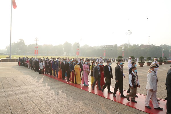 Đại biểu Đại hội Thi đua yêu nước toàn quốc vào Lăng viếng Chủ tịch Hồ Chí Minh - Anh 16