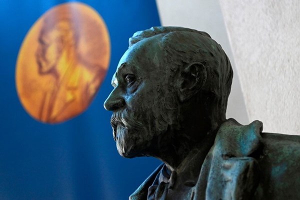 Lần đầu tiên giải Nobel được trao tại nhà người đoạt giải - Anh 1