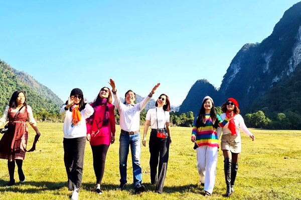 Thị trường tour Tết vừa “hâm nóng” đã “khựng” lại - Anh 1