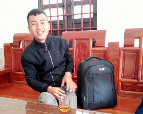 Nhặt được balo chứa tiền, cán bộ xã  đăng MXH tìm người trả lại - Anh 1