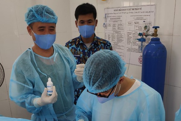 Bác sĩ ở Trường Sa cứu ngư dân bị dập bàn tay - Anh 1