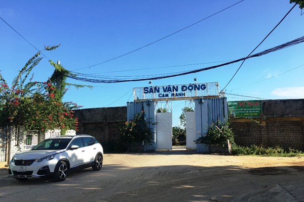 Sân vận động TP Cam Ranh, Khánh Hòa: Liệu có đang bị...xà xẻo? - Anh 1