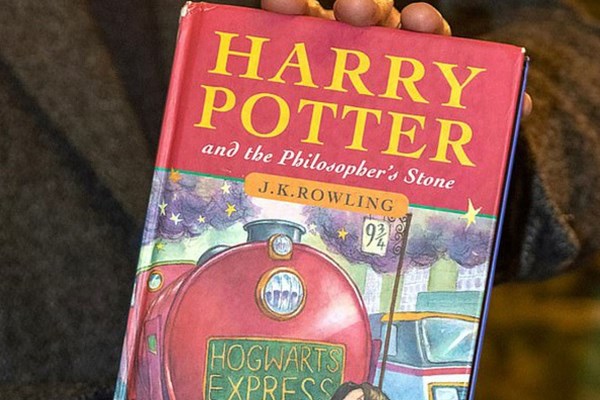 Cuốn Harry Potter bị lãng quên trong nhà kho bất ngờ có giá hơn 1,5 tỷ đồng - Anh 1
