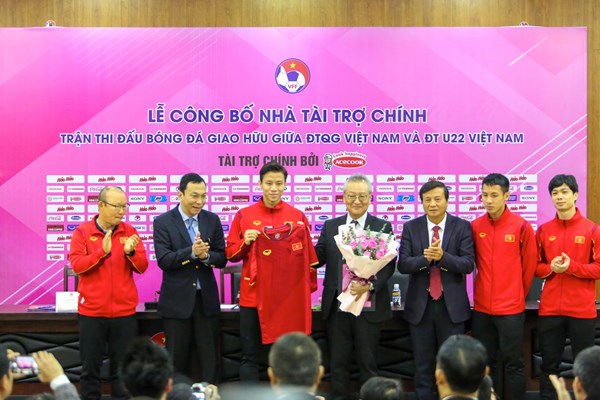 Đội tuyển quốc gia đá giao hữu ủng hộ đồng bào miền Trung và Tây Nguyên - Anh 1