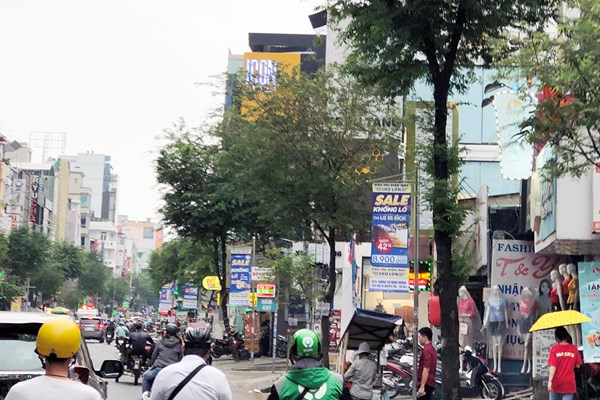 TP.HCM: Loạn “chiếm dụng” hè phố để quảng cáo - Anh 1