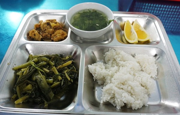 Cơm 2 nghìn đồng​​​​​​​ làm ấm lòng những người khó khăn - Anh 2