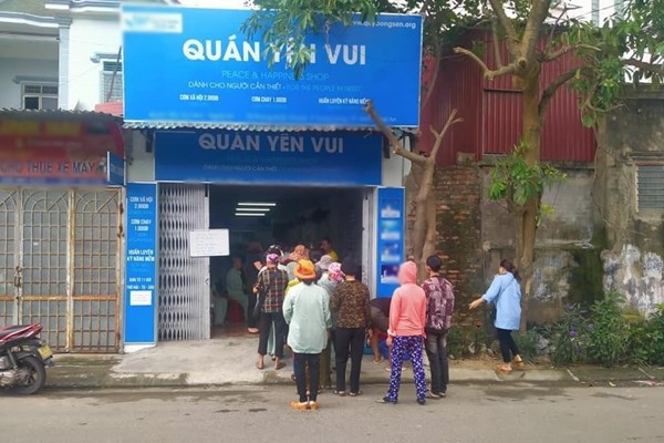 Cơm 2 nghìn đồng​​​​​​​ làm ấm lòng những người khó khăn - Anh 1